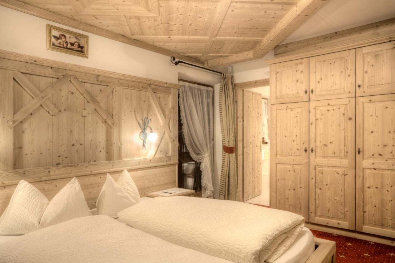 Hotel Ciasa Ai Pini San Cassiano  Exteriör bild
