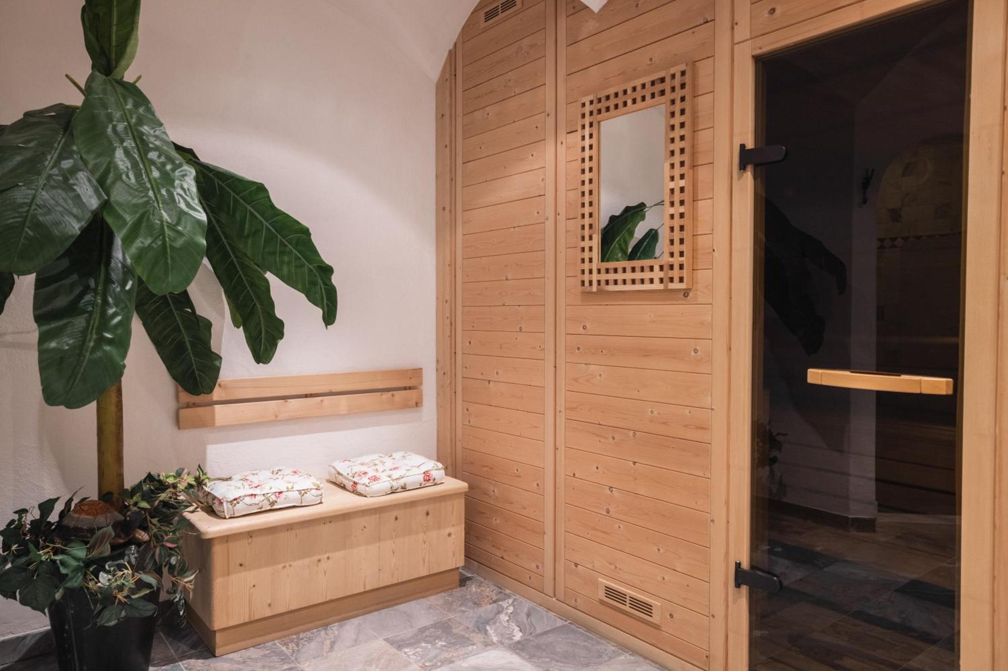 Hotel Ciasa Ai Pini San Cassiano  Exteriör bild