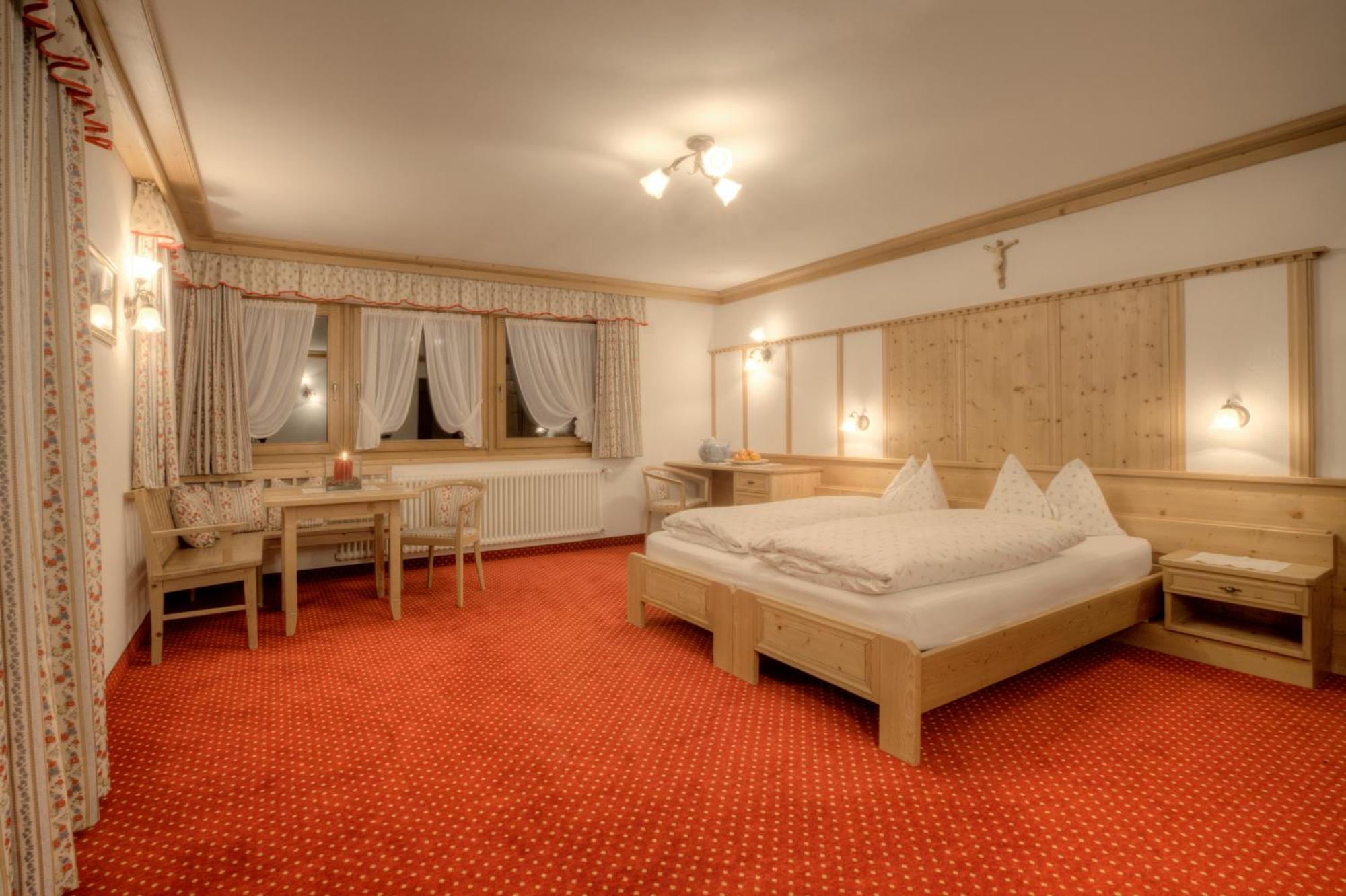 Hotel Ciasa Ai Pini San Cassiano  Exteriör bild