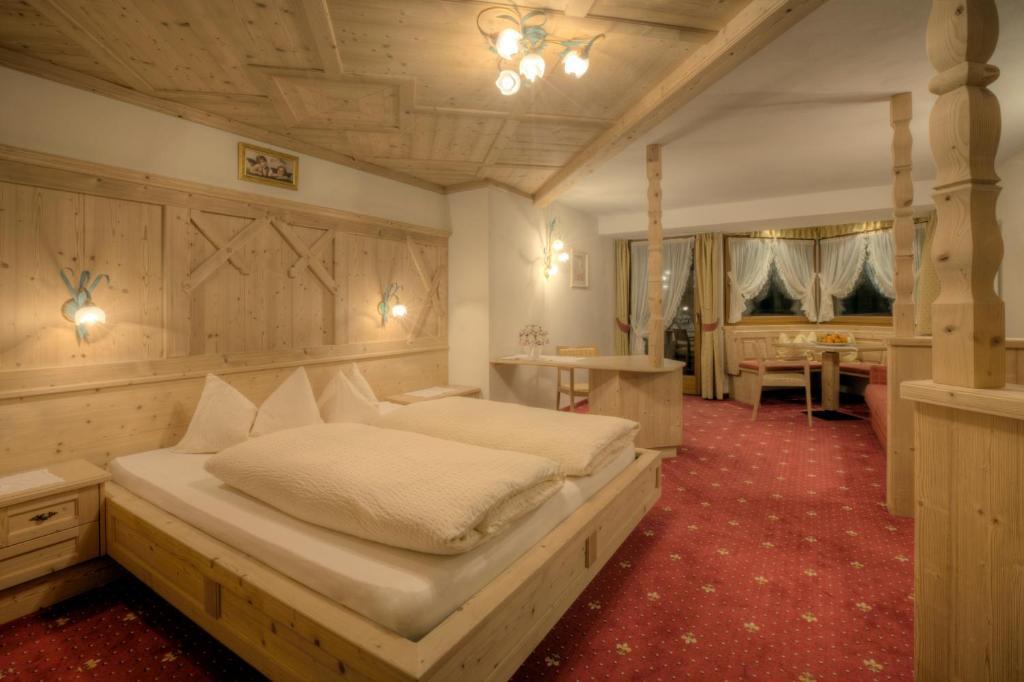 Hotel Ciasa Ai Pini San Cassiano  Rum bild