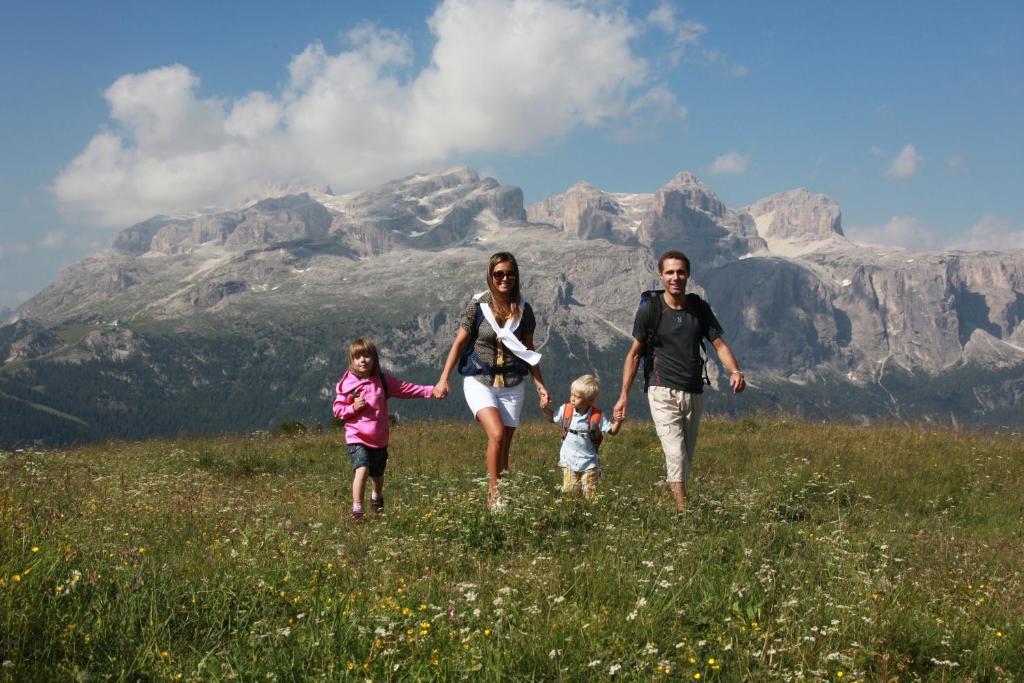 Hotel Ciasa Ai Pini San Cassiano  Exteriör bild