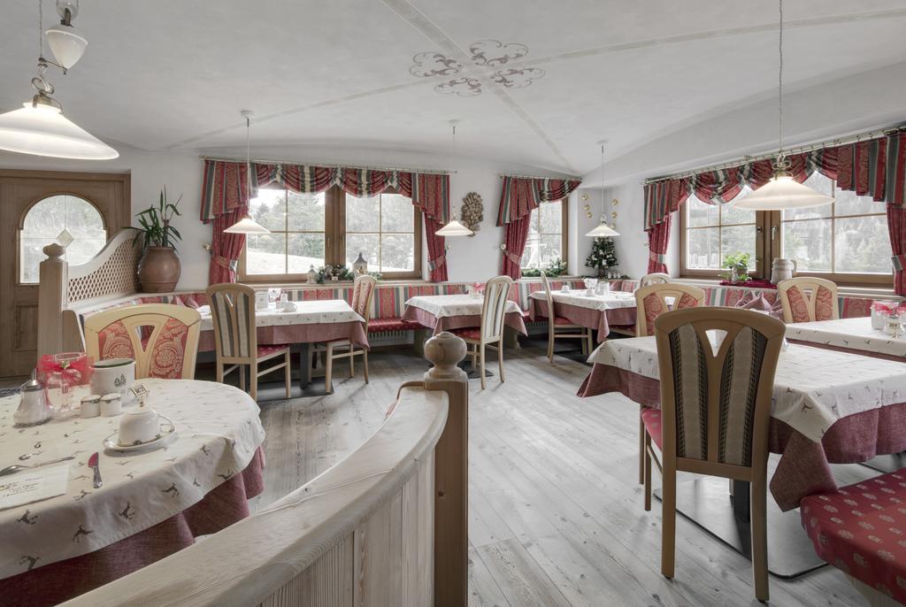 Hotel Ciasa Ai Pini San Cassiano  Exteriör bild
