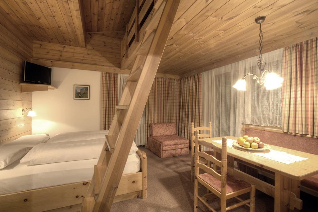 Hotel Ciasa Ai Pini San Cassiano  Rum bild