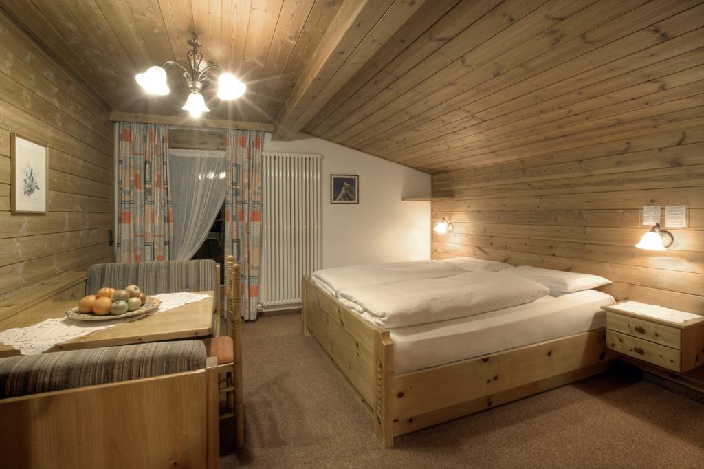 Hotel Ciasa Ai Pini San Cassiano  Rum bild