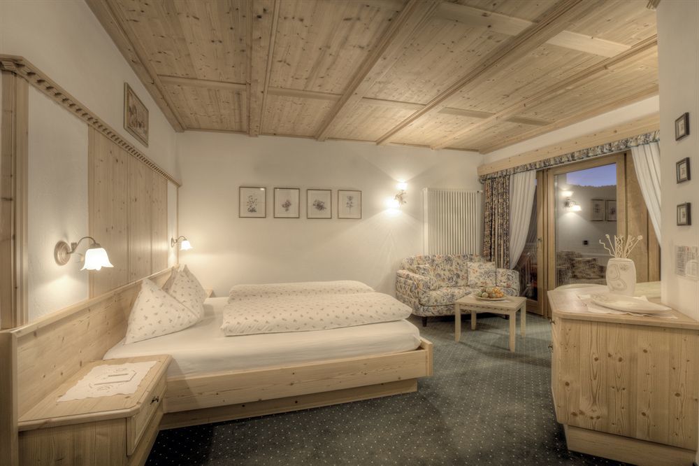 Hotel Ciasa Ai Pini San Cassiano  Exteriör bild