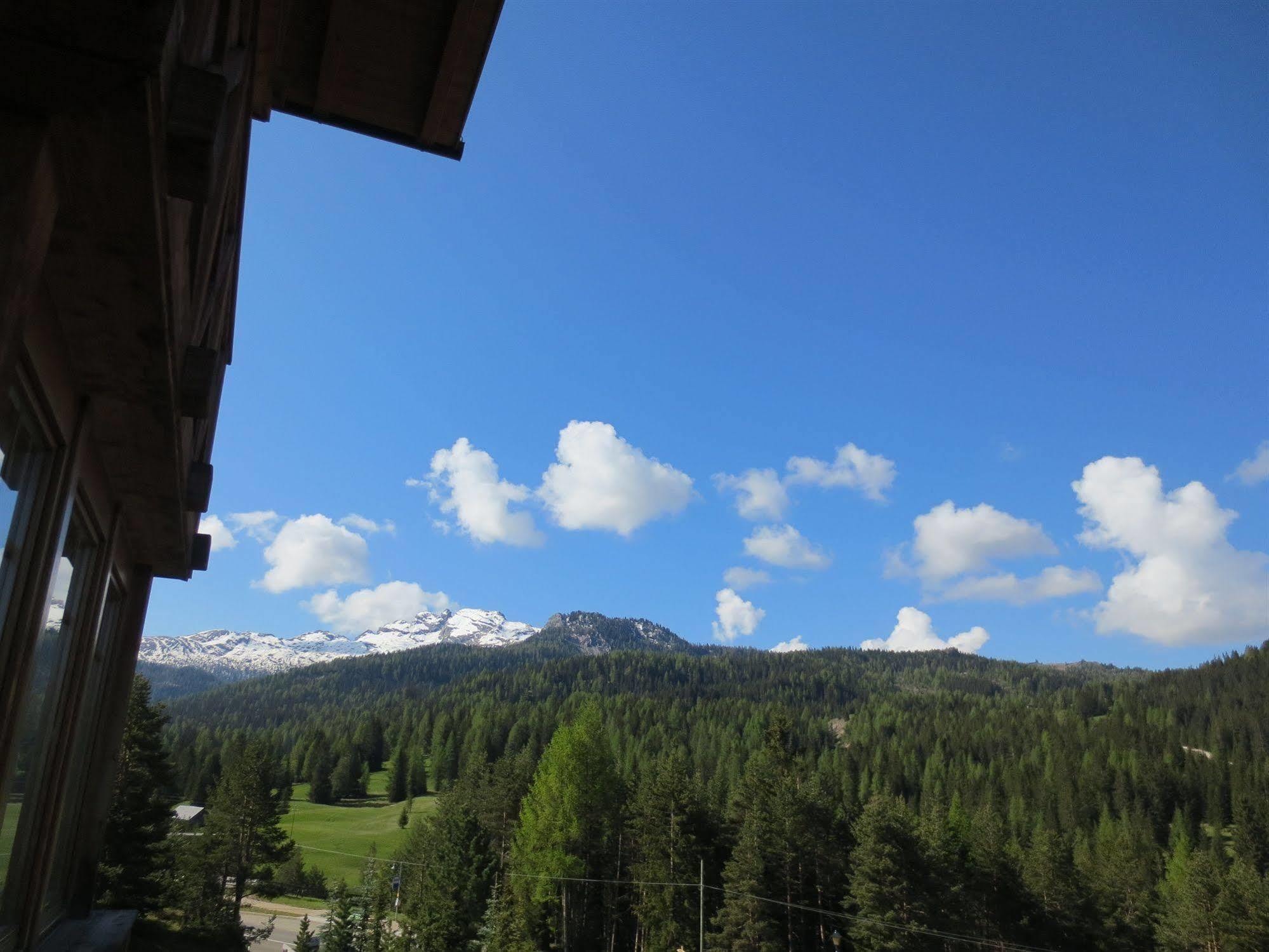 Hotel Ciasa Ai Pini San Cassiano  Exteriör bild