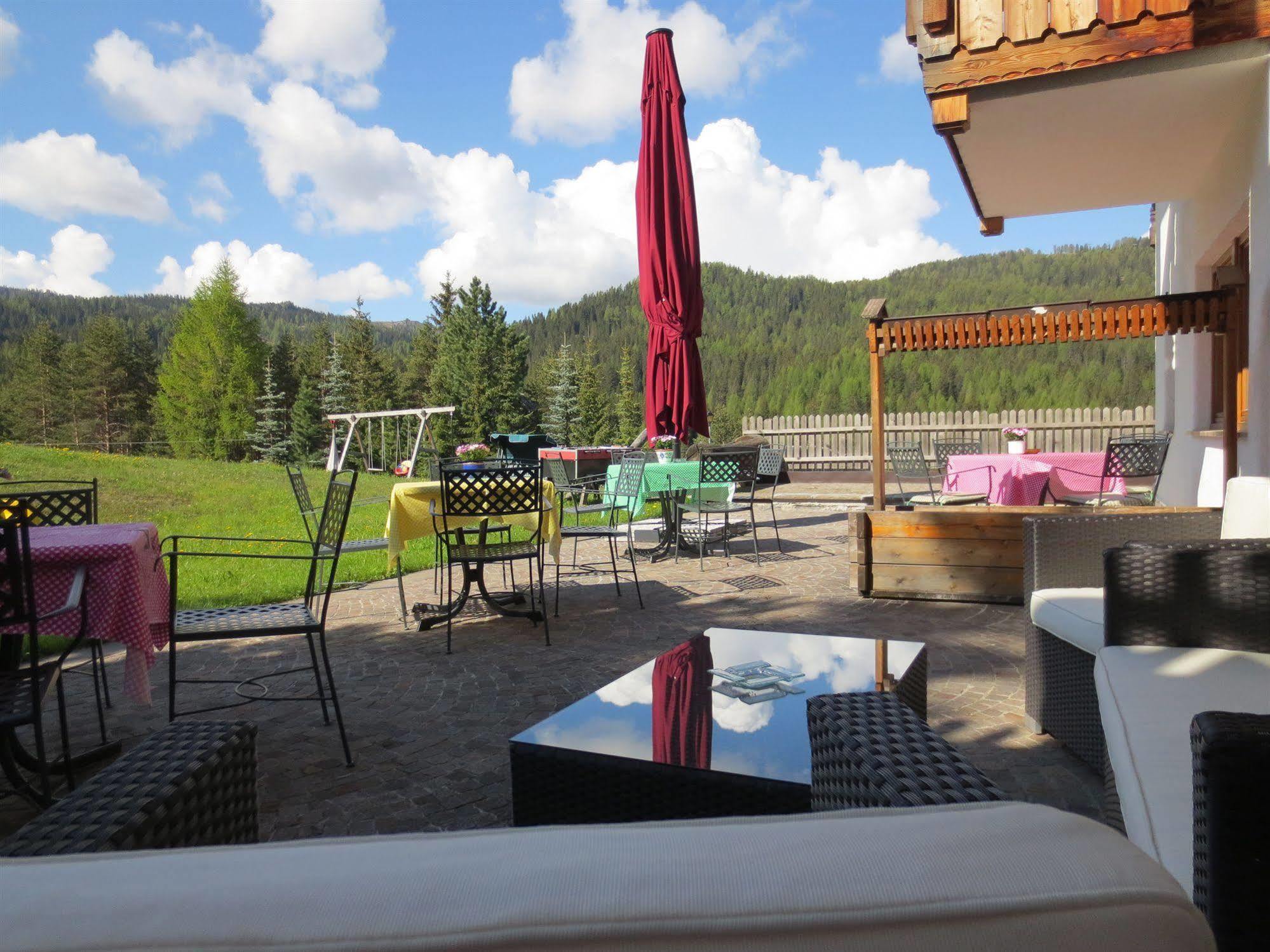 Hotel Ciasa Ai Pini San Cassiano  Exteriör bild