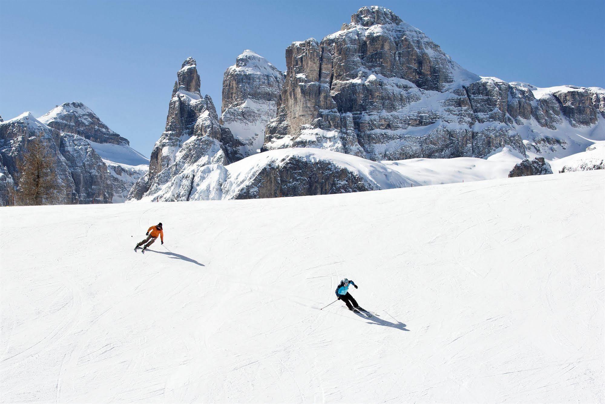 Hotel Ciasa Ai Pini San Cassiano  Exteriör bild