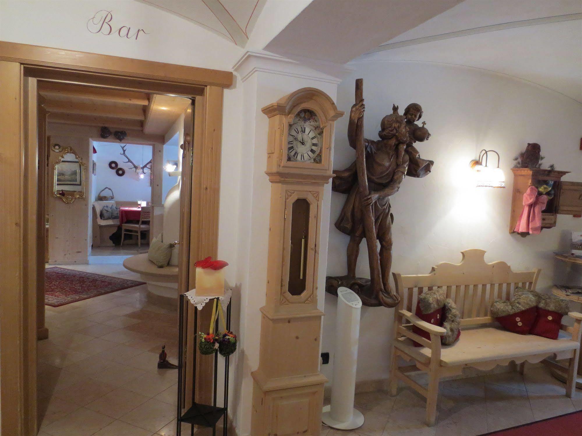 Hotel Ciasa Ai Pini San Cassiano  Exteriör bild