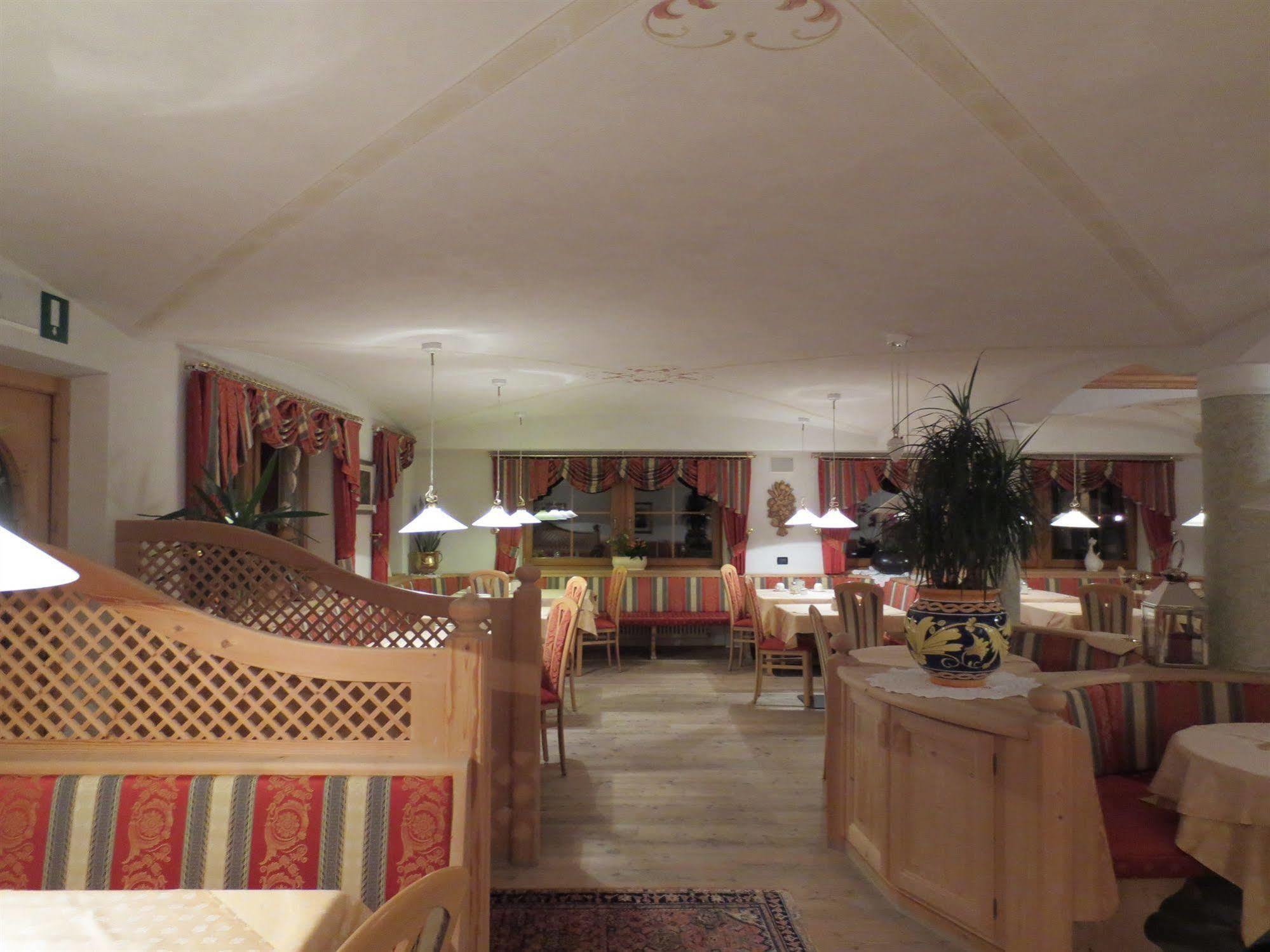Hotel Ciasa Ai Pini San Cassiano  Exteriör bild