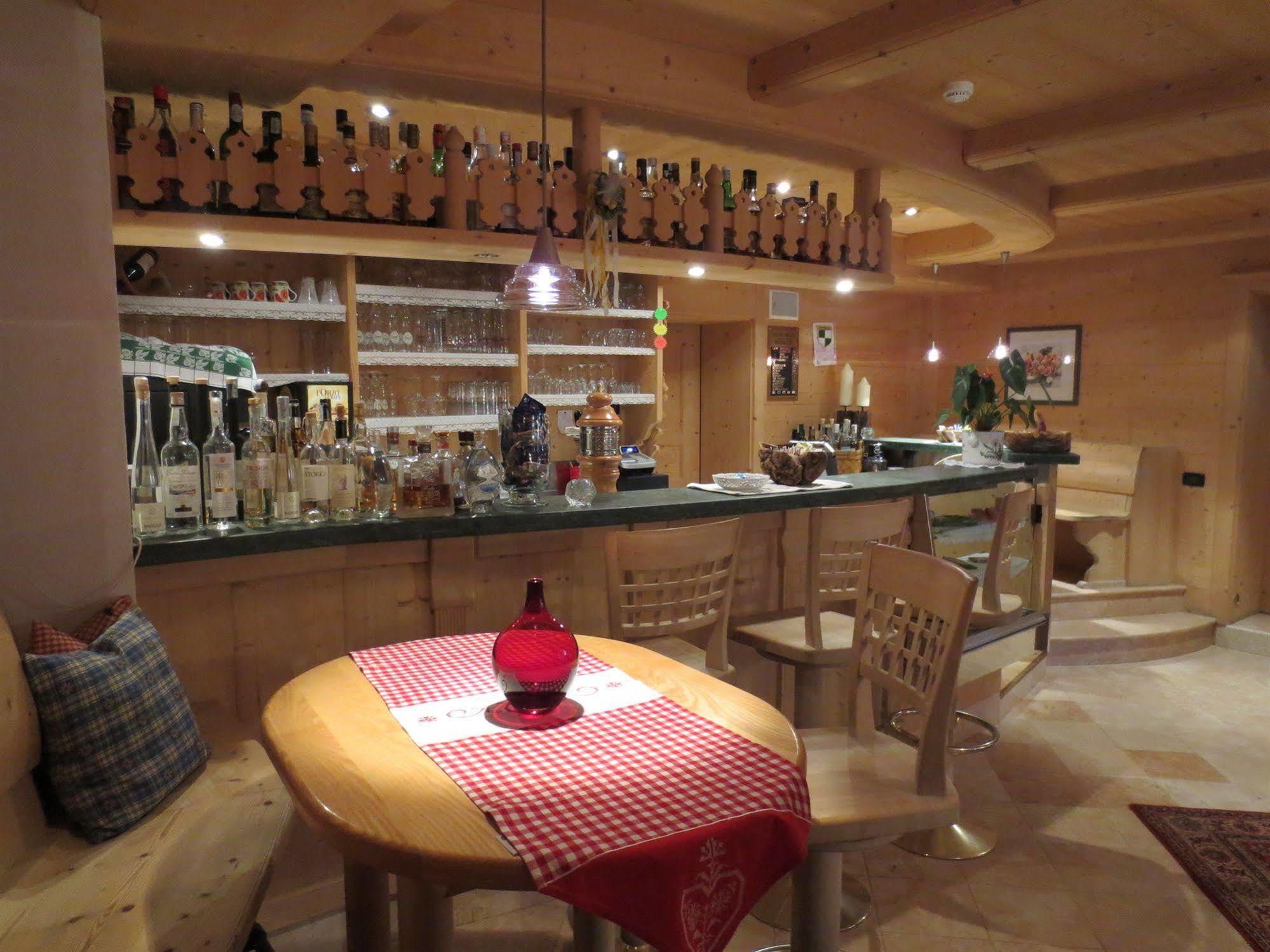 Hotel Ciasa Ai Pini San Cassiano  Exteriör bild